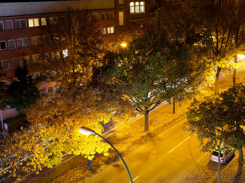 秋夜柏林的城市住宅区图片