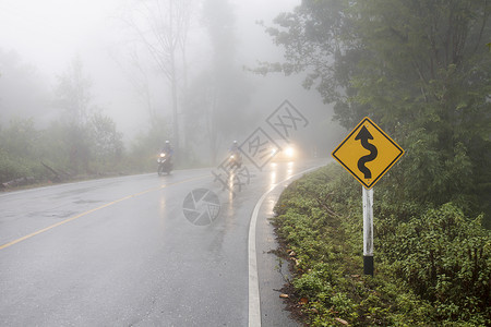 在大雾中弯曲道路图片