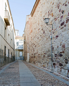街道Zamorano与旧楼的一面和图片