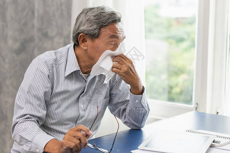 亚洲老人因流感而生病当季节变图片