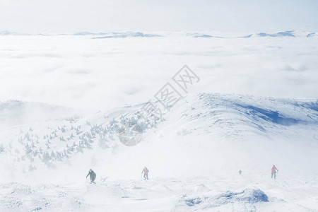 登山者了冬季白雪皑的戈尔加尼山脉图片