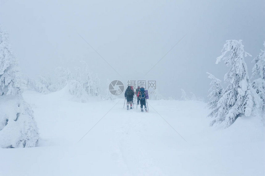 暴风雪期间背着包在戈尔加尼山上图片