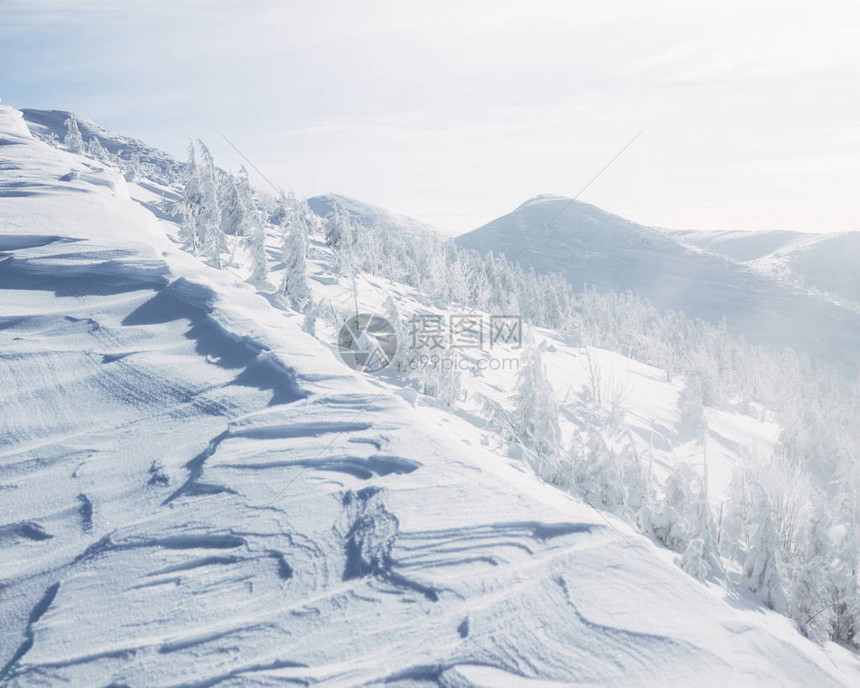 戈尔加尼山脉宁静的雪山景观图片