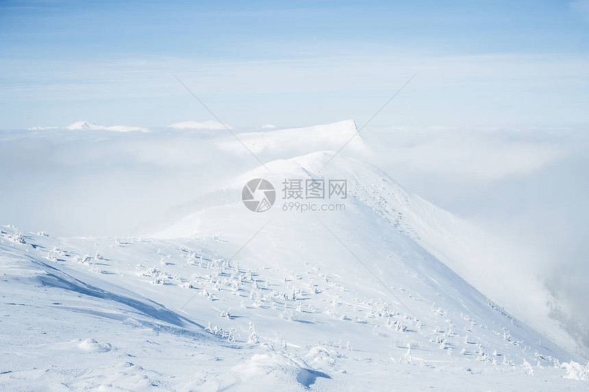 戈尔加尼山脉白雪覆盖的山丘图片