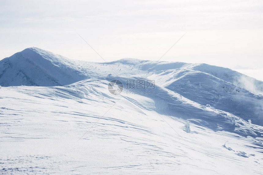 白雪皑的戈尔加尼山滑雪场图片