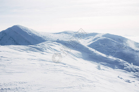 白雪皑的戈尔加尼山滑雪场图片