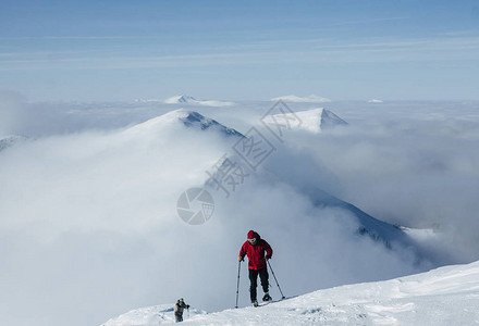 人们在Gorgany山上攀登高峰图片