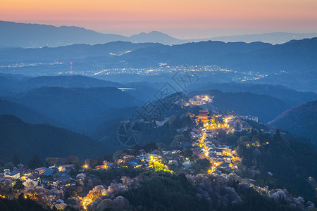 日本吉野山的夜景图片