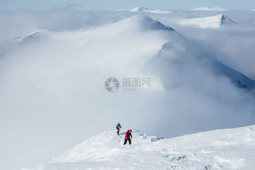 风景秀丽的戈尔甘尼山脉和登山者探险队图片