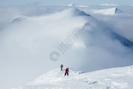 风景秀丽的戈尔甘尼山脉和登山者探险队图片