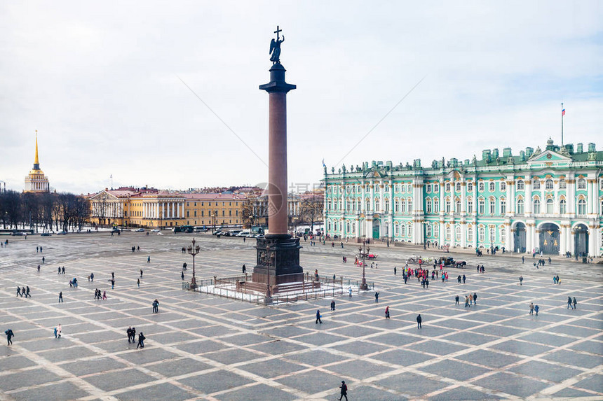 月晚上圣彼得堡市的宫殿广场与亚历山大柱和冬宫以及海军部大图片