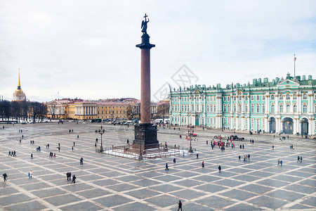 月晚上圣彼得堡市的宫殿广场与亚历山大柱和冬宫以及海军部大图片