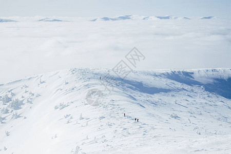 登山队在白雪皑的戈尔加尼山脉鸟瞰图图片