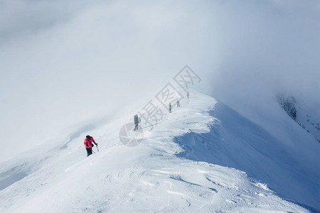 走在戈尔加尼山脉的登山者链图片