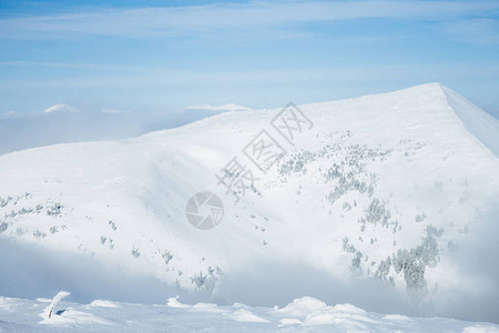 白雪皑的戈尔加尼山脉风景图片