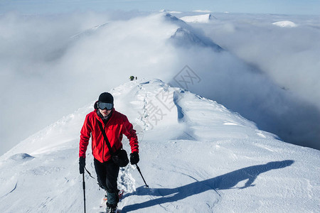 领头登山者走在雪地甘机山队领图片