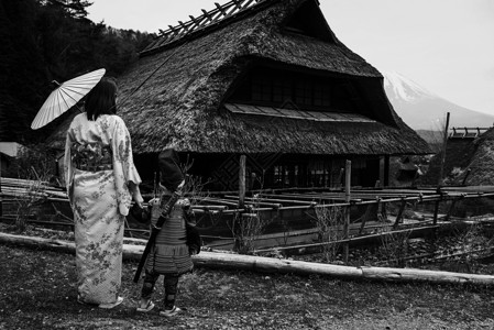 日本富士山附近的农村黑白照图片