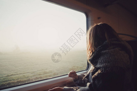 火车上的女孩透过窗户看图片