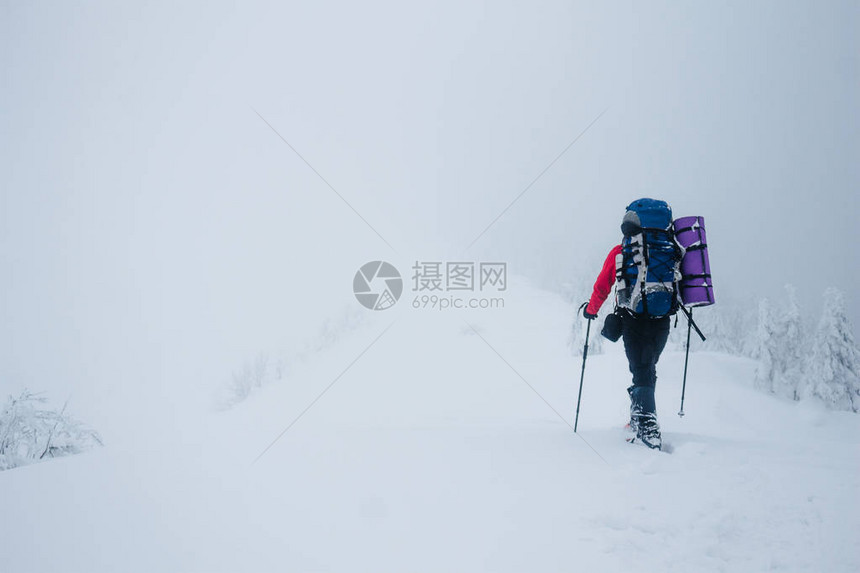 在暴风雪期间带着背包在甘机山上图片