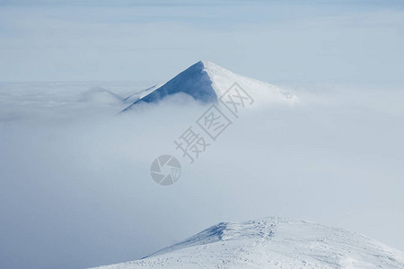 冬季云层之上的山峰图片