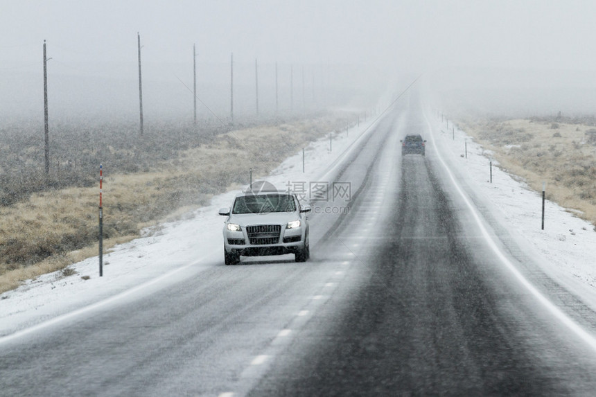 在繁忙的高速公路上下雪午图片