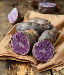 Vitolettenoir或紫薯切片图片