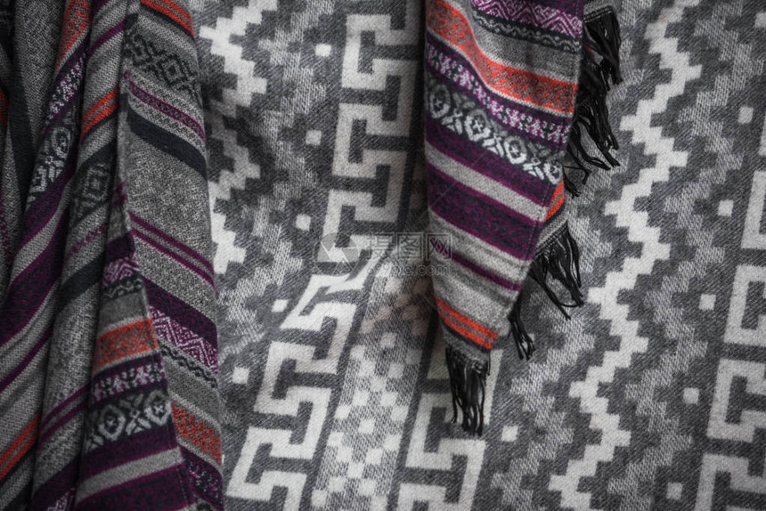 带装饰品的灰色毯子上的冬季围巾图片