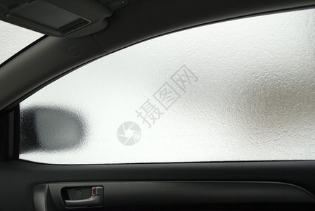 冬天汽车的冰冻侧窗图片