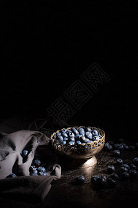 近视新蓝莓在古年碗中的鲜蓝莓和图片