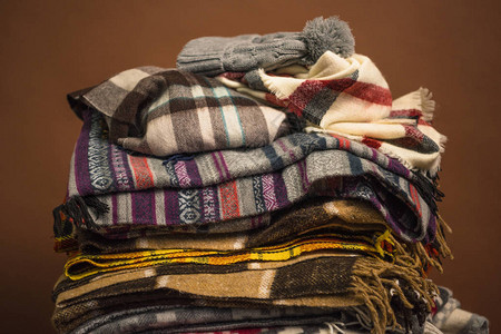 带毛毯和帽子的冬季围巾在图片