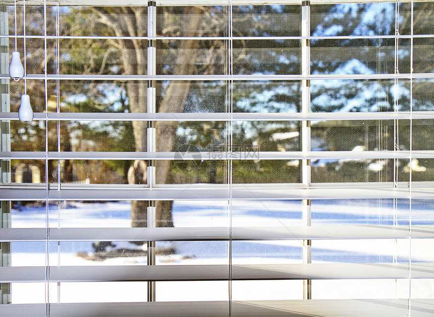 透过百叶窗看雪后院图片