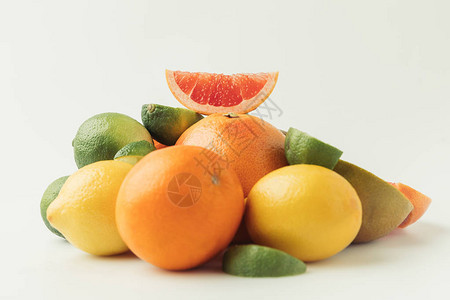 白底孤立的柑橘水果堆积中的图片