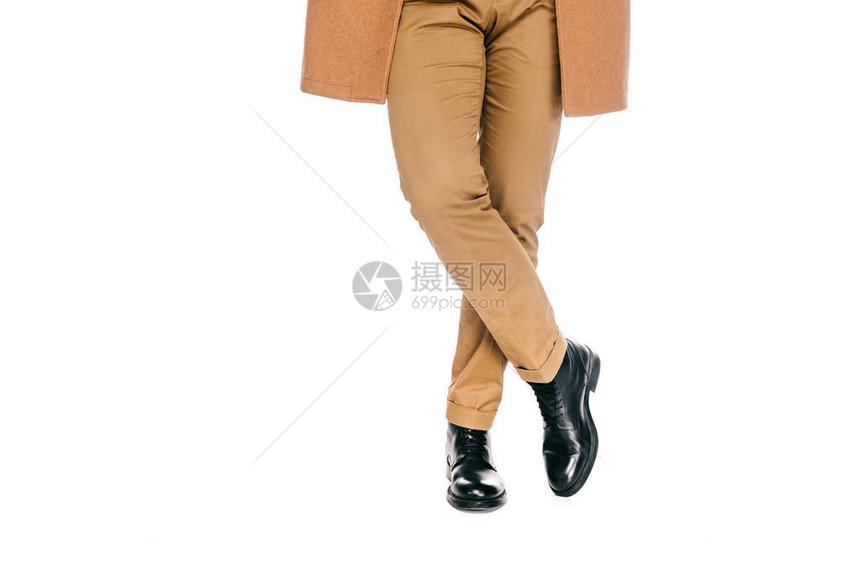 穿着时装短裤皮鞋和棕色大衣的男图片