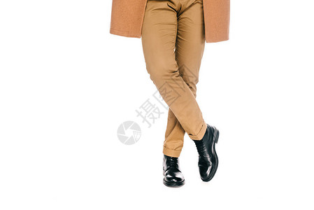 穿着时装短裤皮鞋和棕色大衣的男图片