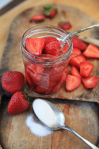 将新鲜草莓浸泡在糖中使其呈糖浆状图片
