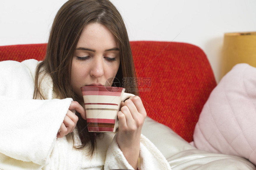生病的少女喝热茶图片