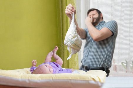 婴儿护理概念爸父图片