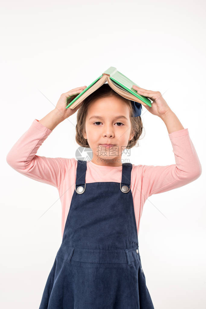女学生站在白色的头上打开书图片