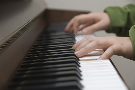 儿童手弹钢琴图片