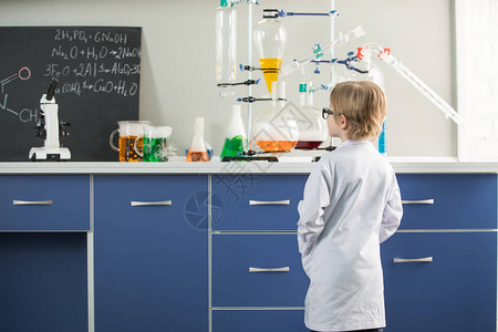 在科学实验室里看到小男孩穿着实验图片