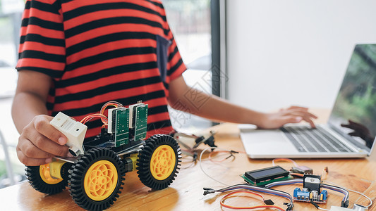 用平板电脑编程电动玩具和建造机器人的男孩教育科学技术儿图片