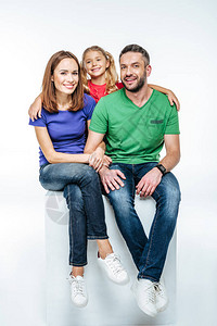 年轻父母与女儿坐在一起看着白色隔绝图片