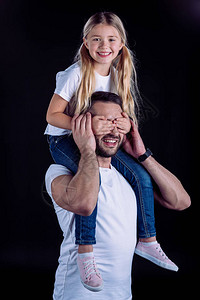 身穿白色T恤的快乐父亲和女儿一起玩得开心却被图片