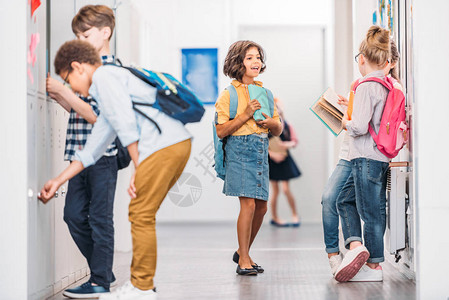 学校走廊里的可爱小孩图片