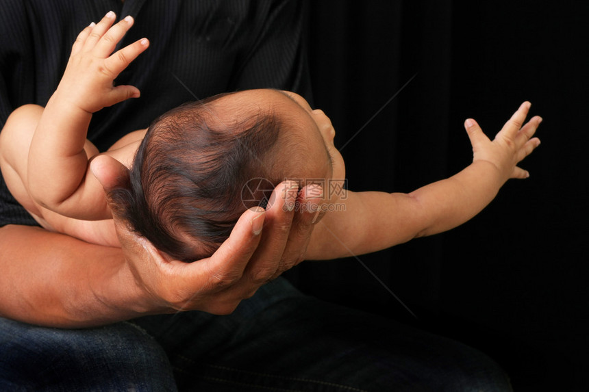 她父亲手中的新生婴儿图片