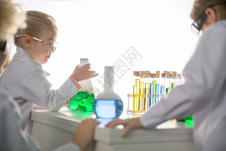 在校儿童在化学实验室试验管和烧瓶的图片
