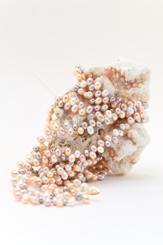 珊瑚上的粉红色珍珠项链图片