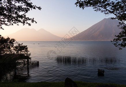 危地马拉阿提特兰湖的日出由火山坑形成图片