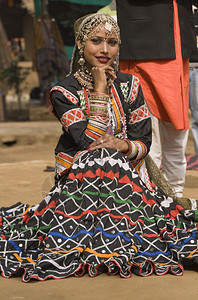 Rajasthani部落舞者在印度德里郊外一年度的Sarujkun图片