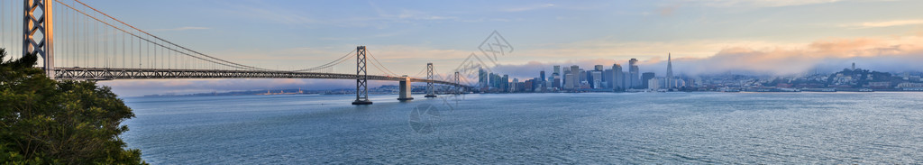 旧金山奥克兰湾桥和金银岛的图片